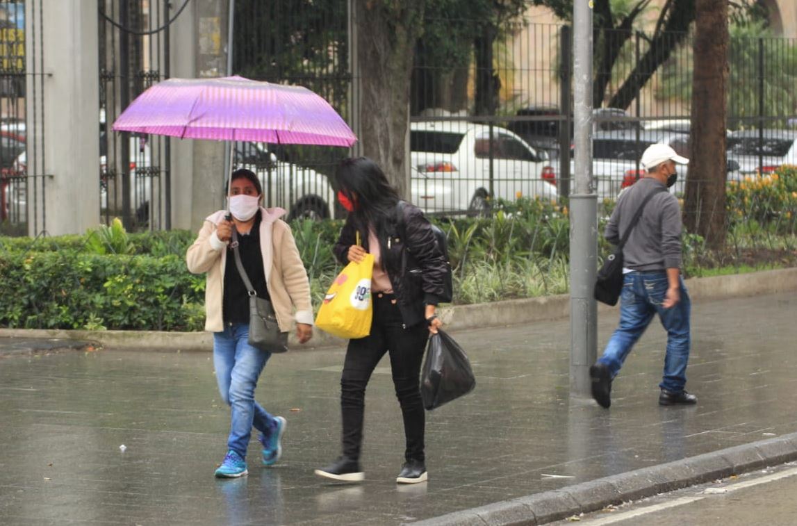 El uso de mascarilla en áreas públicas es recomendado por las autoridades. (Foto Prensa Libre: Byron García)