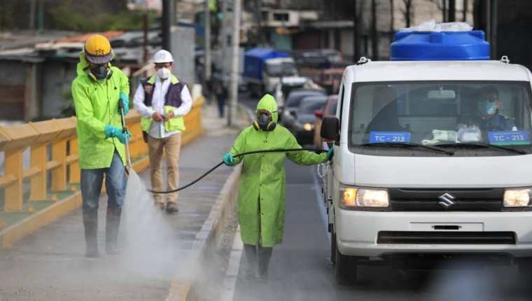 Limpieza de calles y otras actividades de desinfección dirigen las municipalidades para reducir los casos de covid-19. (Foto Prensa Libre: Carlos Hernández)