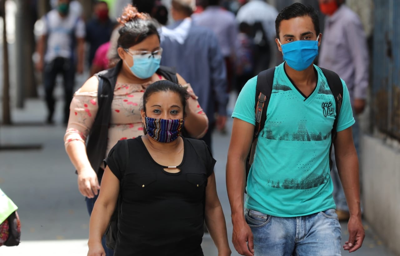 La OMS recomienda utilizar las mascarillas de tela. (Foto Prensa Libre: Érick Ávila)