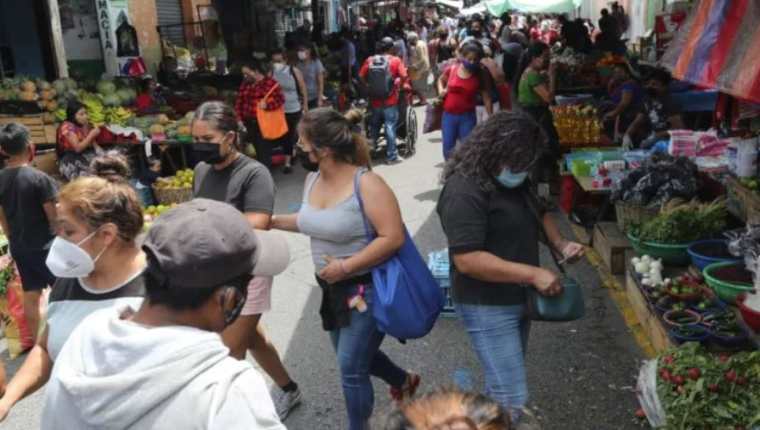 La guía contiene medidas que deberán seguir por parte de los vendedores, los consumidores y los encargados de los mercados de abasto de las municipalidades. (Foto Prensa Libre: Hemeroteca)