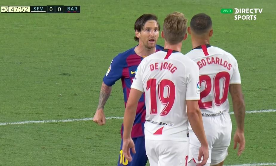 Messi y Diego Carlos en el momento más tenso del partido entre Sevilla y Barcelona. (Foto Prensa Libre: Twitter @porquetendencia)