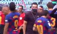 El momento de tensión entre Sarabia y Leo Messi. (Foto Prensa Libre: Captura video)