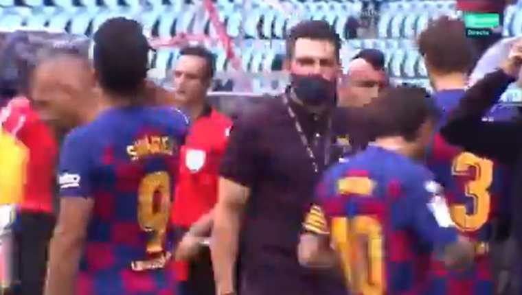 El momento de tensión entre Sarabia y Leo Messi. (Foto Prensa Libre: Captura video)