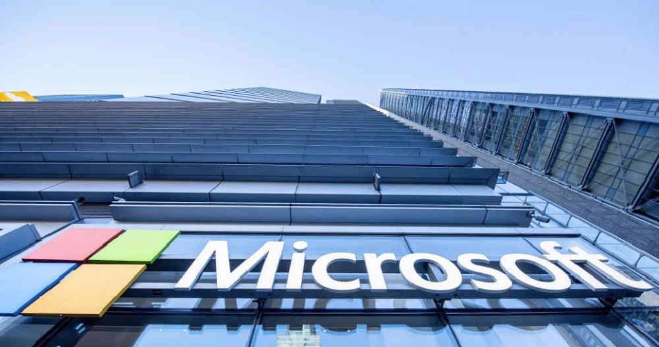 Microsoft invertirá en tutoriales, llamadas de video y otras herramientas de apoyo a clientes y socios en línea. (Foto Prensa Libre: AFP)