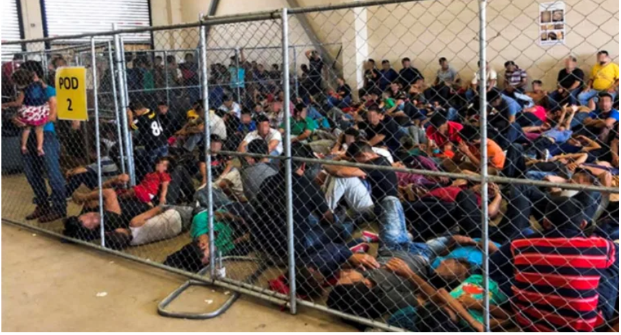 Migrantes descansan en uno de los centros de  Control de Aduanas. (Foto Prensa Libre: Hemeroteca PL)