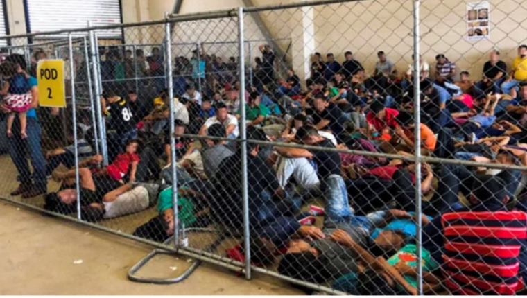 Migrantes descansan en uno de los centros de  Control de Aduanas. (Foto Prensa Libre: Hemeroteca PL)