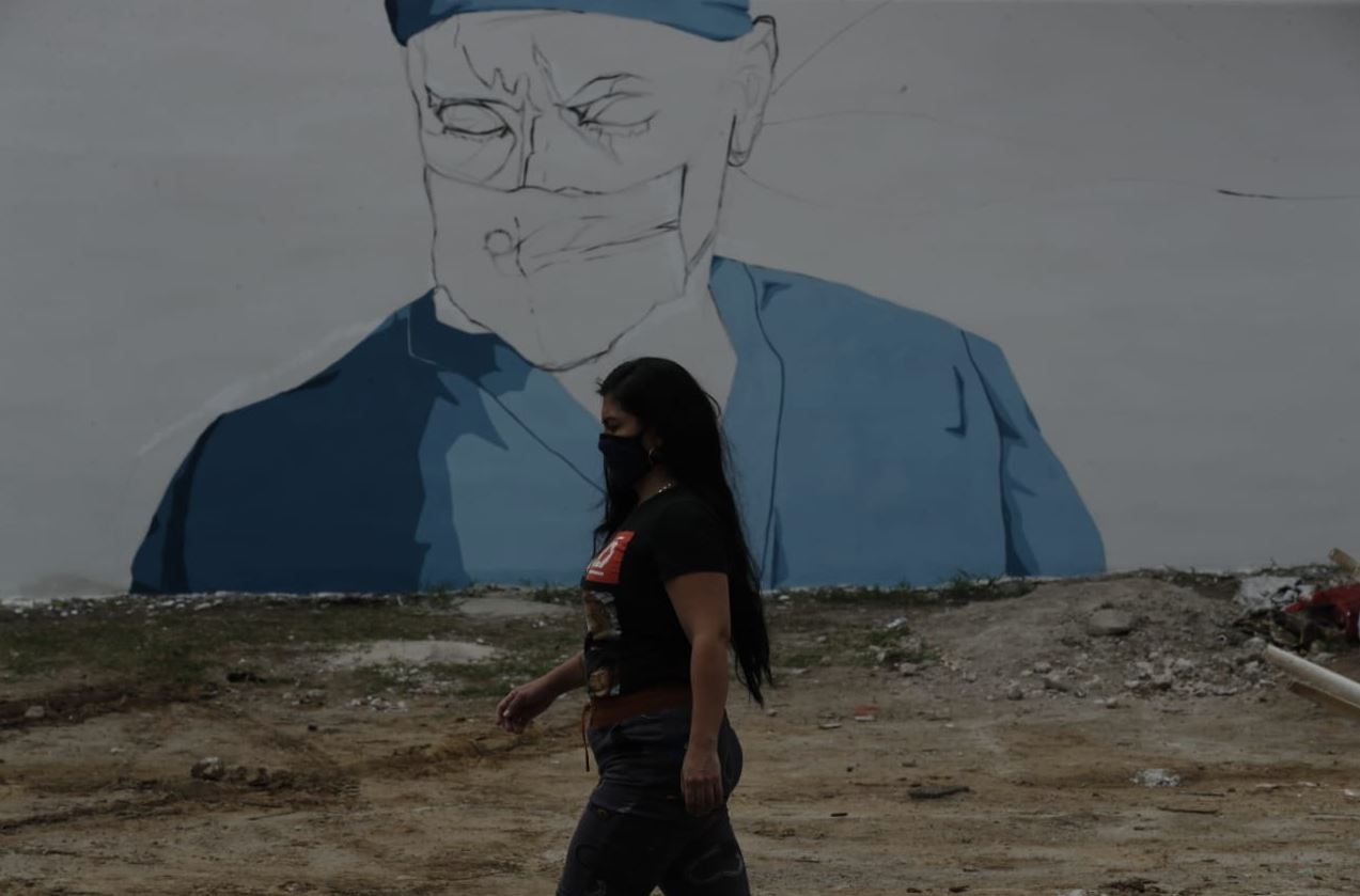 Un mural fue pintado en la colonia La Verbena, zona 7 capitalina, en honor al personal médico que lucha contra la covid-19. (Foto Prensa Libre: Esbin García)