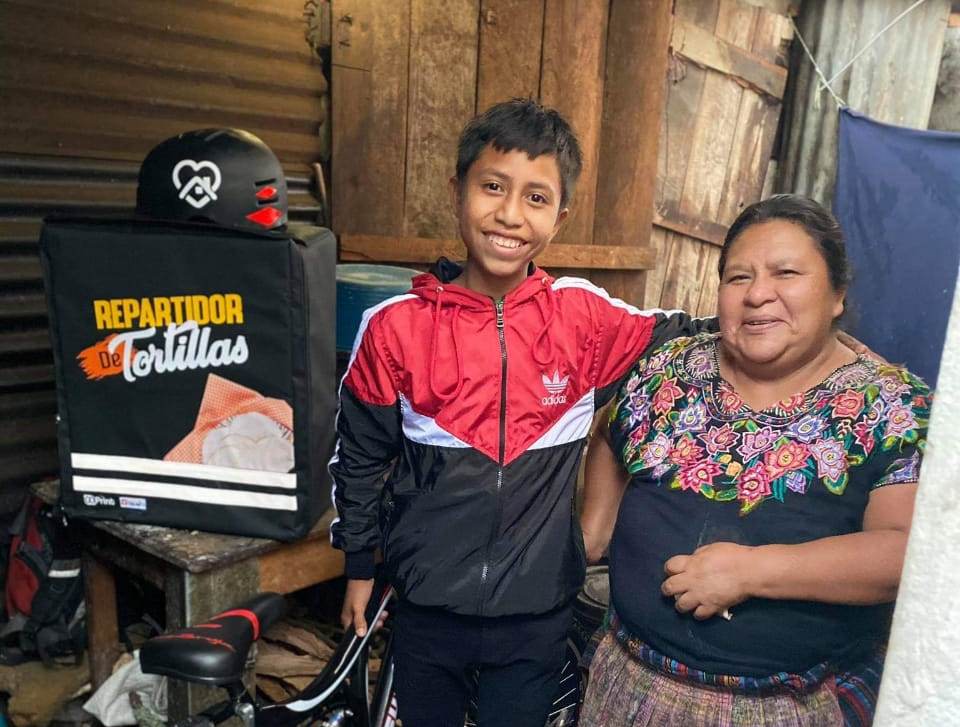 El niño William Ben reparte tortillas a domicilio para ayudar a su mamá María Ben en los gastos de su casa en San Lucas Tolimán, Sololá. (Foto Prensa Libre: Daniel Chumil)