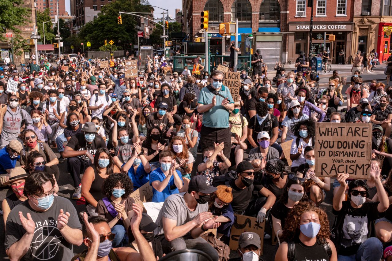 Mitin de manifestantes en Nueva York para protestar por el asesinato de George Floyd a manos de la policía, el lunes 15 de junio de 2020. (Foto Prensa Libre: The New York Times)