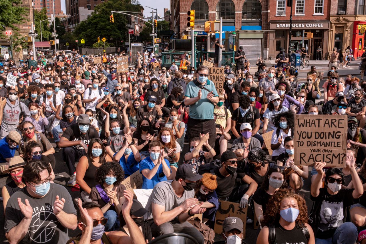 Mitin de manifestantes en Nueva York para protestar por el asesinato de George Floyd a manos de la policía, el lunes 15 de junio de 2020. (Amr Alfiky/The New York Times)