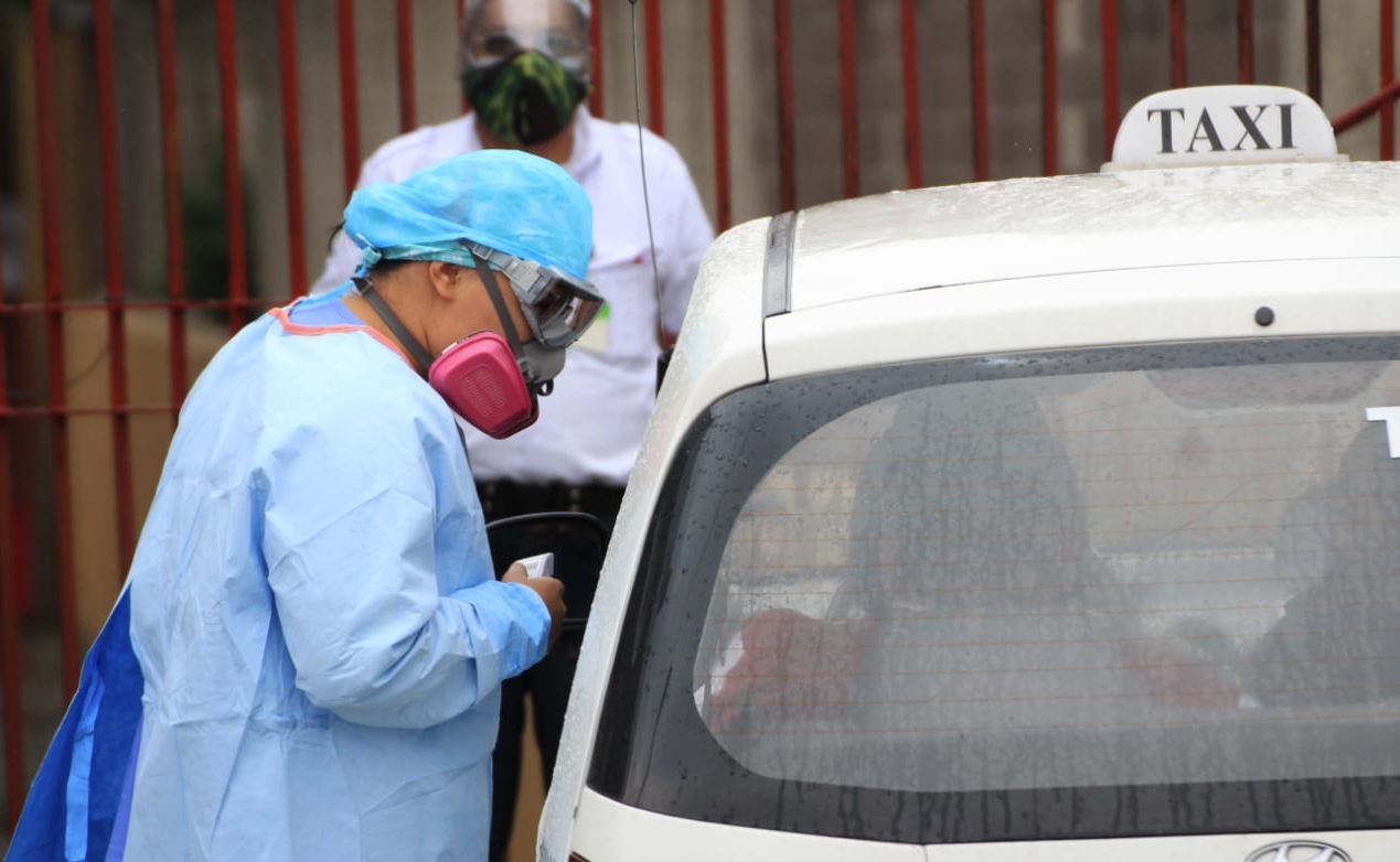 El personal médico que está al frente de la lucha contra el coronavirus mantiene fuertes medidas de protección. (Foto Prensa Libre: Byron García)