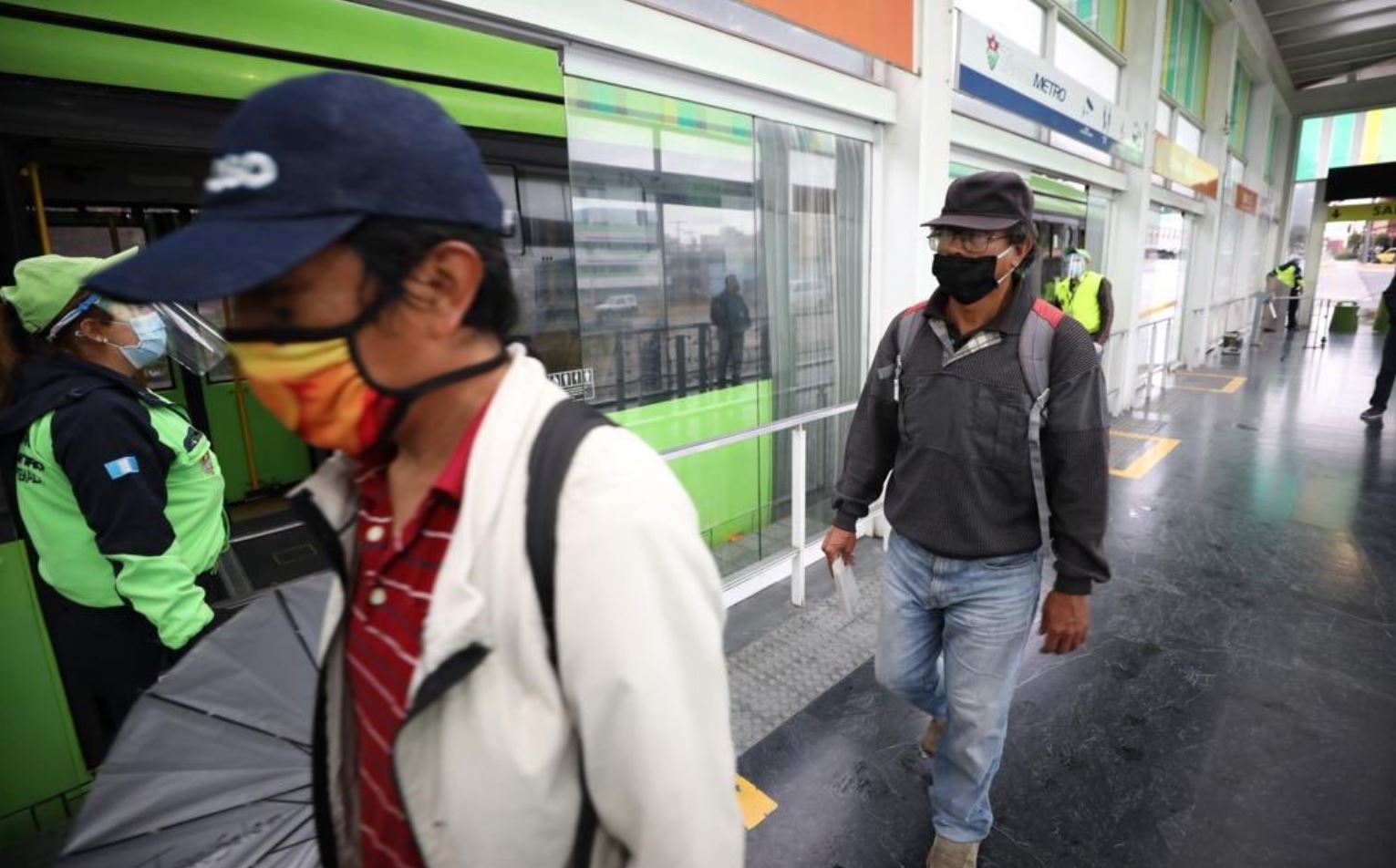Coprecovid y epidemiólogos independientes coinciden que en el primer mes de reapertura se utiliza mejor la mascarilla y se trata de cumplir con la distancia social. (Foto Prensa Libre: Municipalidad de Guatemala)