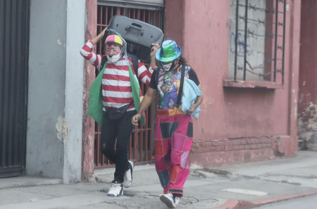 La crisis generada por el coronavirus afecta a muchos guatemaltecos que salen en busca de trabajo. (Foto Prensa Libre: Érick Ávila)