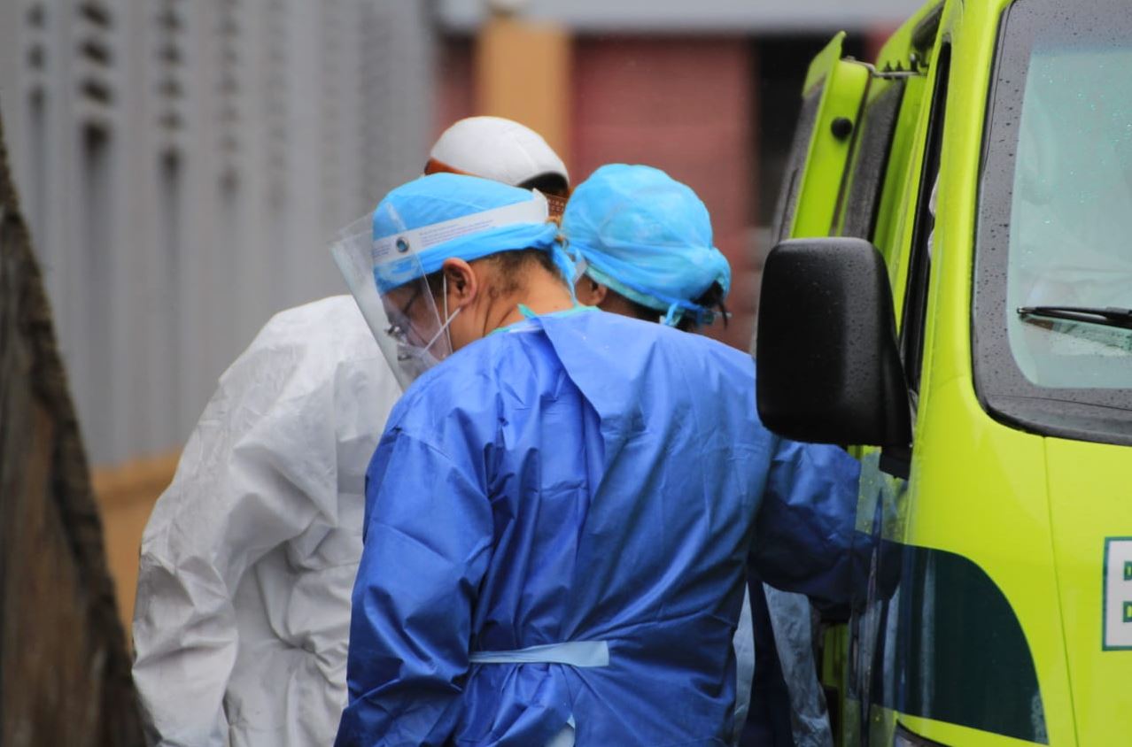El personal médico utiliza equipo de protección personal para atender en los diferentes centros hospitalarios. (Foto Prensa Libre: Byron García)