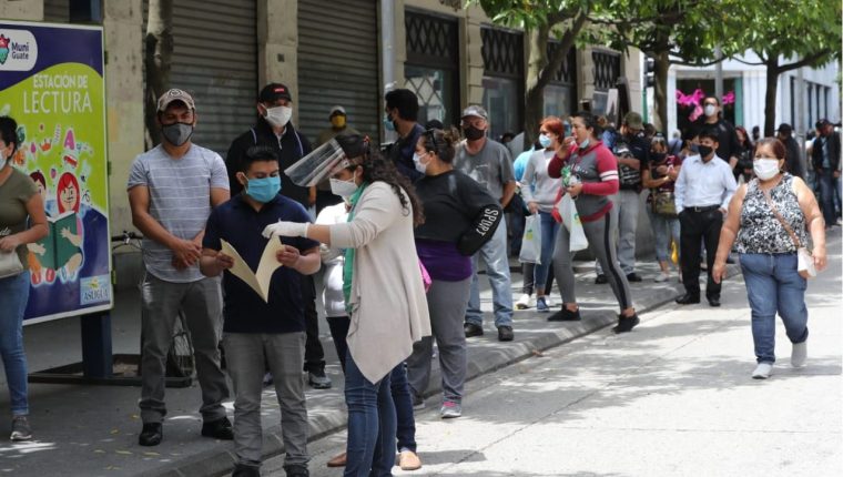 Los protocolos para operar en centros de trabajo no solo incluyen uso de mascarilla y gel antibacterial, sino una serie de medidas, obligaciones y sanciones. (Foto Prensa Libre: Érick Ávila)