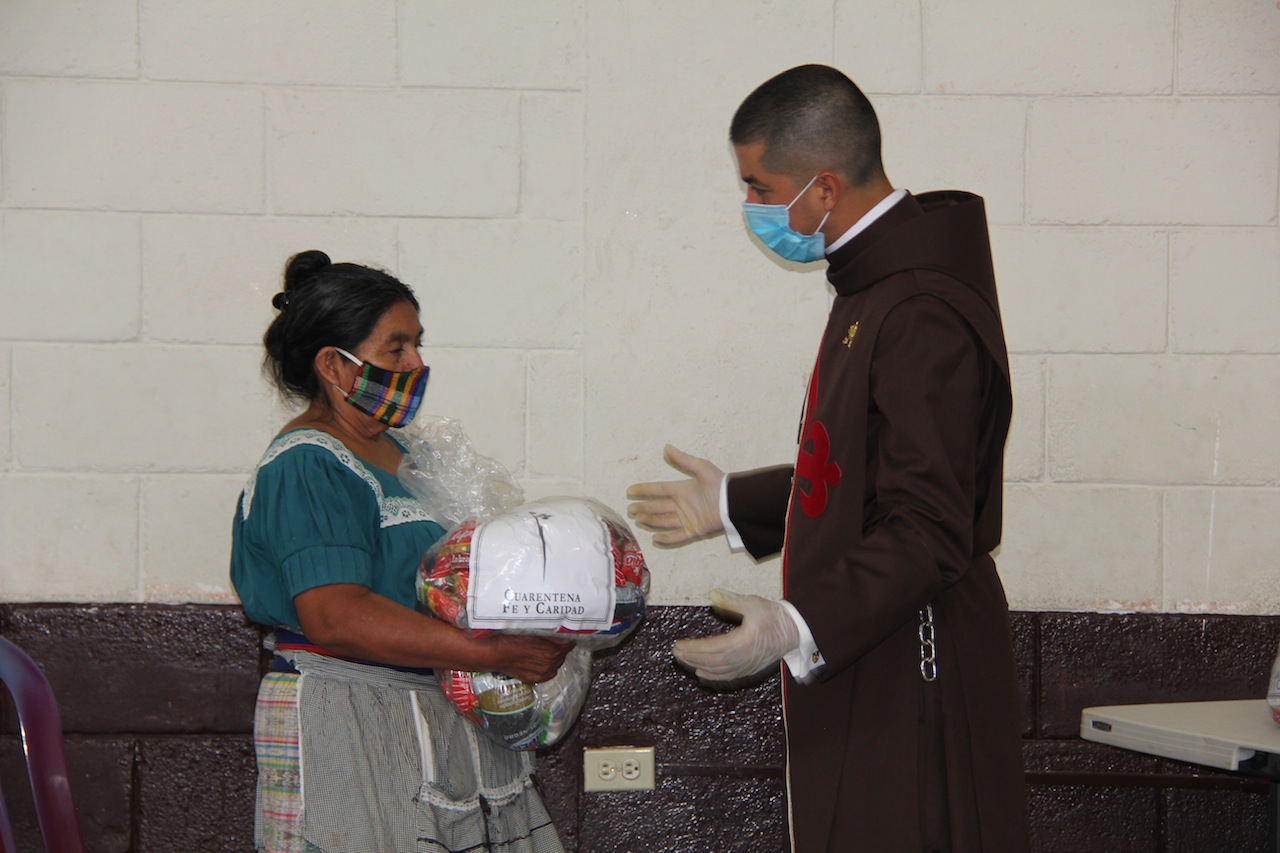 Los Heraldos del Evangelio y la Fundación Misericordia entregan víveres a familias afectadas por la pandemia. (Foto Prensa Libre: Cortesía) 