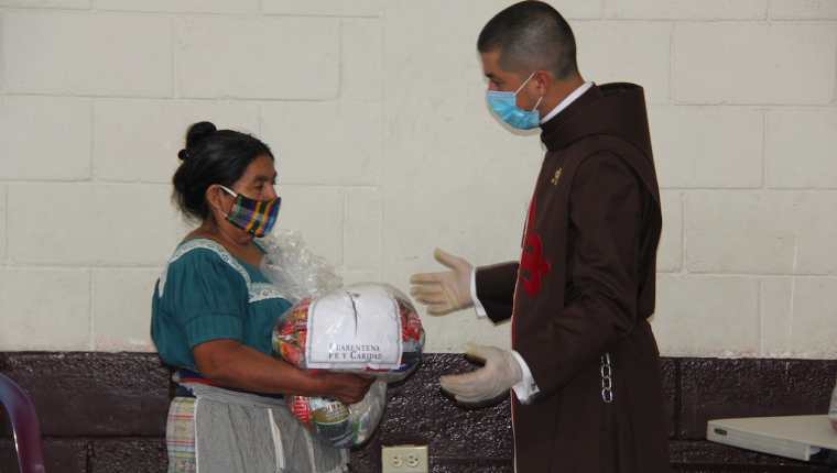 Los Heraldos del Evangelio y la Fundación Misericordia entregan víveres a familias afectadas por la pandemia. (Foto Prensa Libre: Cortesía) 