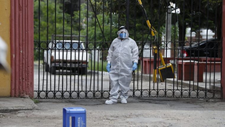 Personal de funerarias y de atención sanitaria utilizan trajes especiales para evitar ser contagiados. (Foto Prensa Libre: Hemeroteca PL)