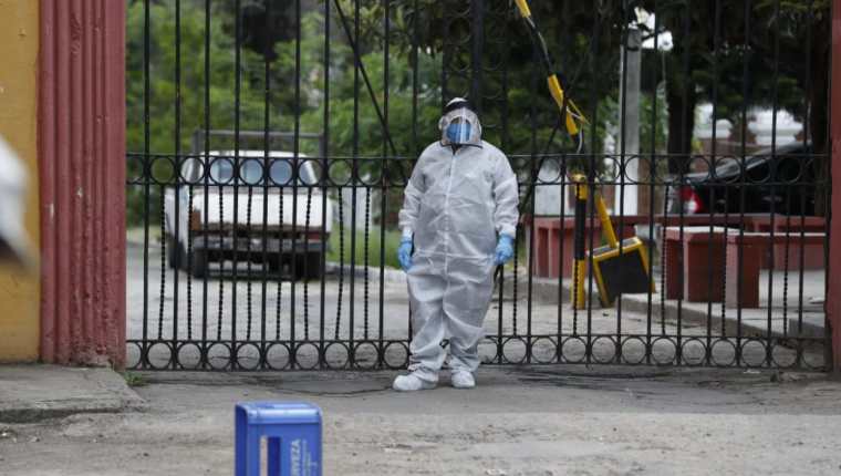 Personal de funerarias y de atención sanitaria utilizan trajes especiales para evitar ser contagiados. (Foto Prensa Libre: Esbin García)