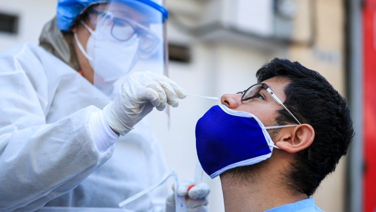Un joven se somete a un hisopado nasal con médicos del Ministerio de Salud en una jornada de mayo último en la Terminal, zona 4. (Foto Prensa Libre: Hemeroteca PL)