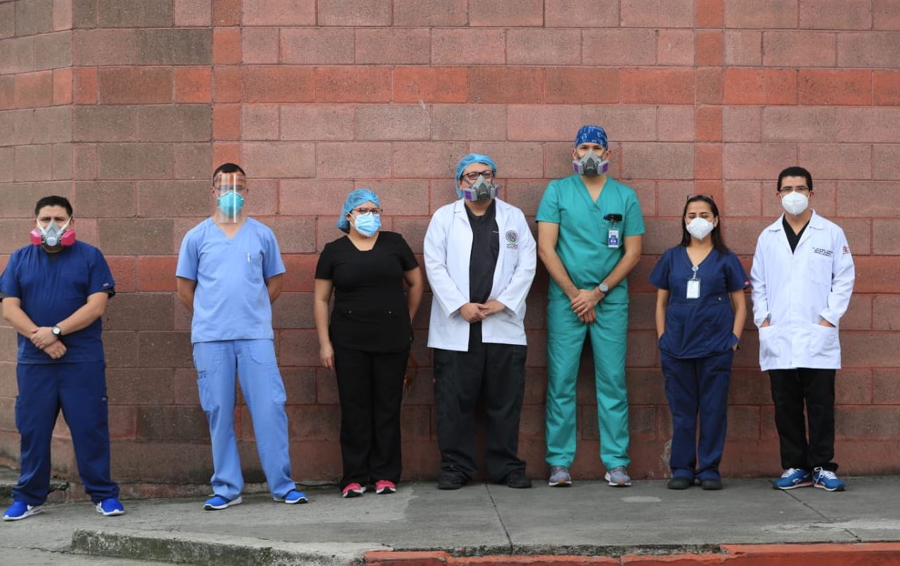 Un grupo de médicos del San Juan de Dios se ofreció para atender casos intensivos de coronavirus. (Foto Prensa Libre: Carlos Hernández)