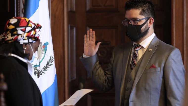 Carlos Sandoval durante la juramentación para ser viceministro de Deporte y Recreación. (Foto Prensa Libre: cortesía)