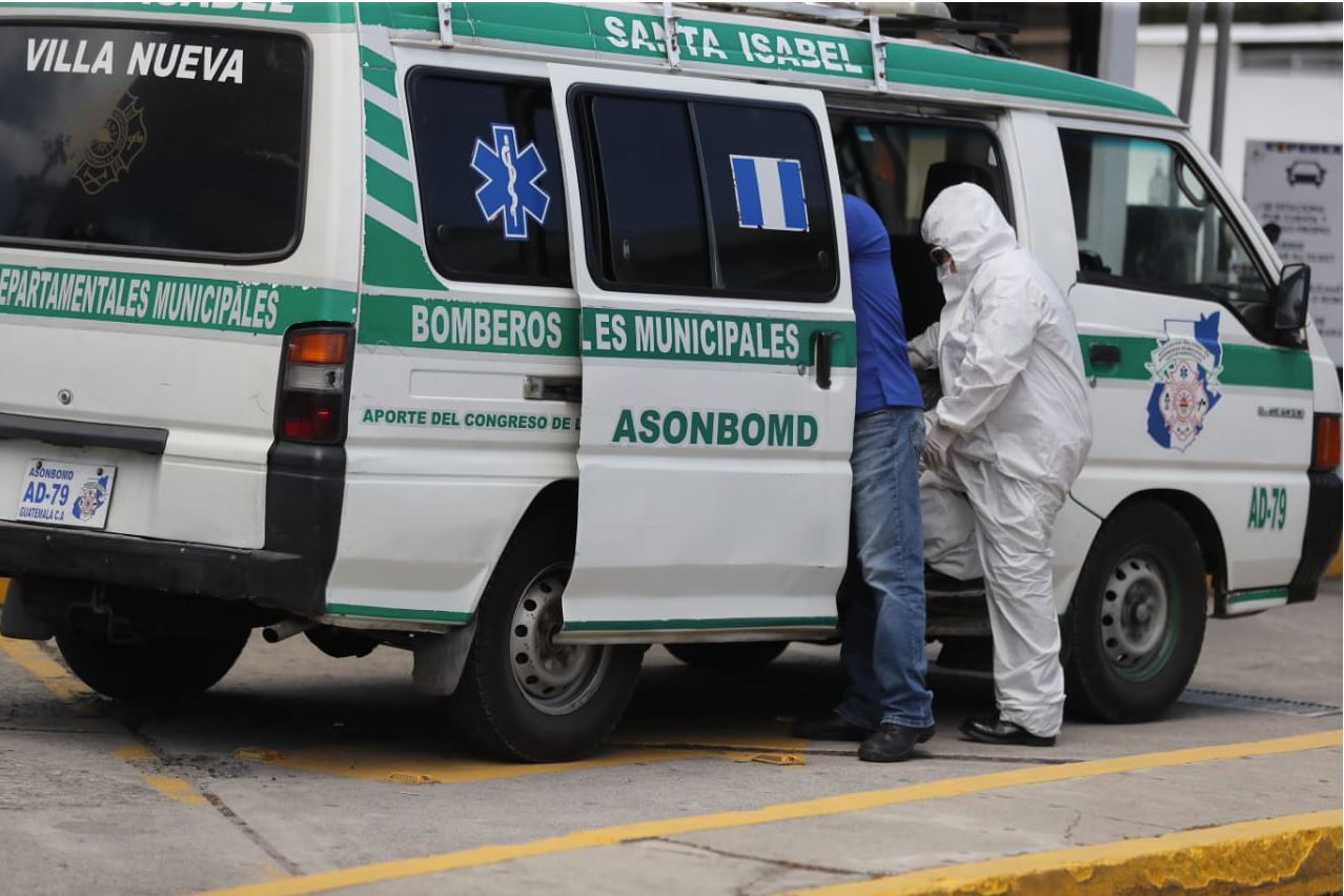 Los Bomberos Municipales utilizan equipo especial para trasladar a casos positivos de covid-19. (Foto Prensa Libre: Érick Ávila)