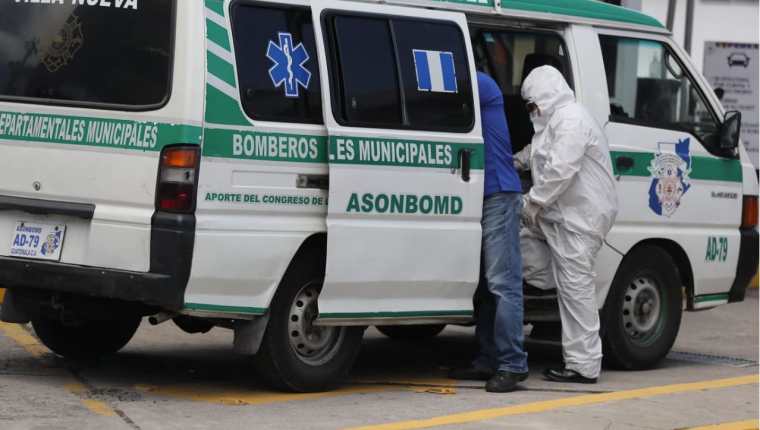 Los Bomberos Municipales utilizan equipo especial para trasladar a casos positivos de covid-19. (Foto Prensa Libre: Érick Ávila)