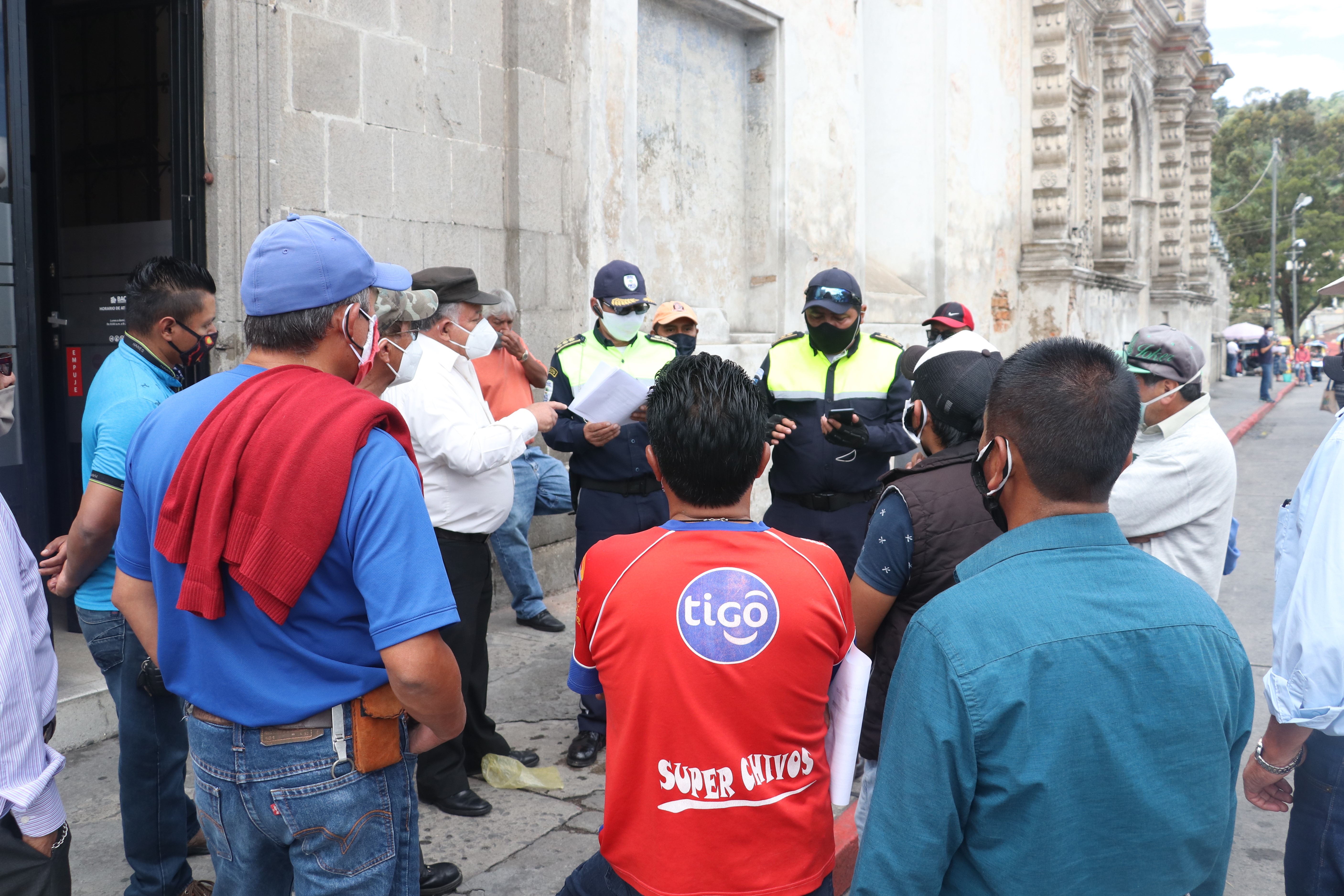 Agentes de la PMTQ explicaron a los taxistas cuáles serán los requisitos para poderlos dejar circular. (Foto Prensa Libre: Raúl Juárez)