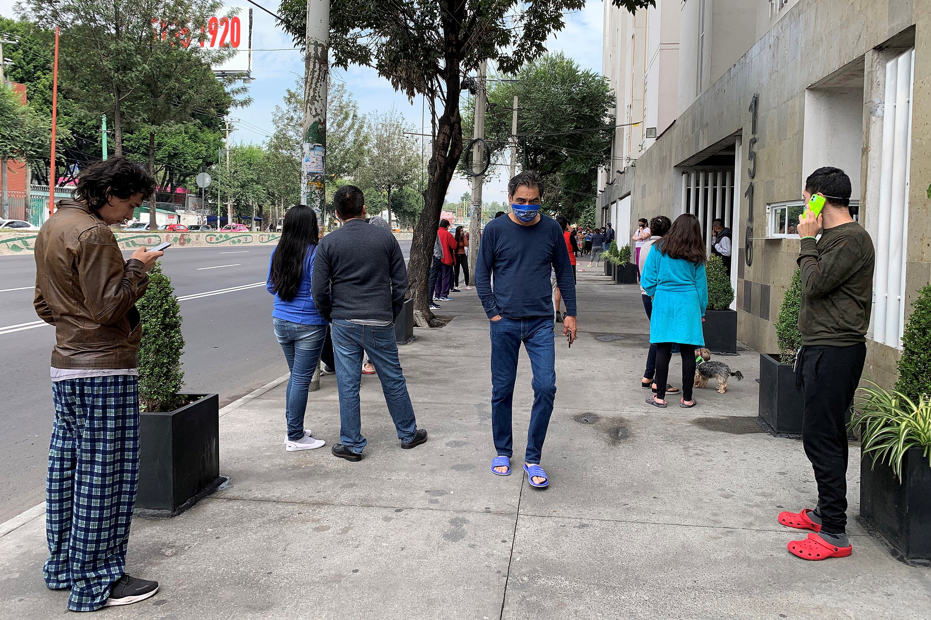 Personas salen de sus hogares después de escuchar la alerta sísmica en diferentes alcaldías de Ciudad de México. (Foto Prensa Libre: EFE)