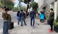 Personas salen de sus hogares después de escuchar la alerta sísmica en diferentes alcaldías de Ciudad de México. (Foto Prensa Libre: EFE)