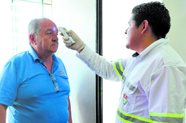 La toma de temperatura en los lugares públicos no permite detectar a los pacientes asintomáticos contagiados con covid-19- (Foto Prensa Libre: Hemeroteca PL)