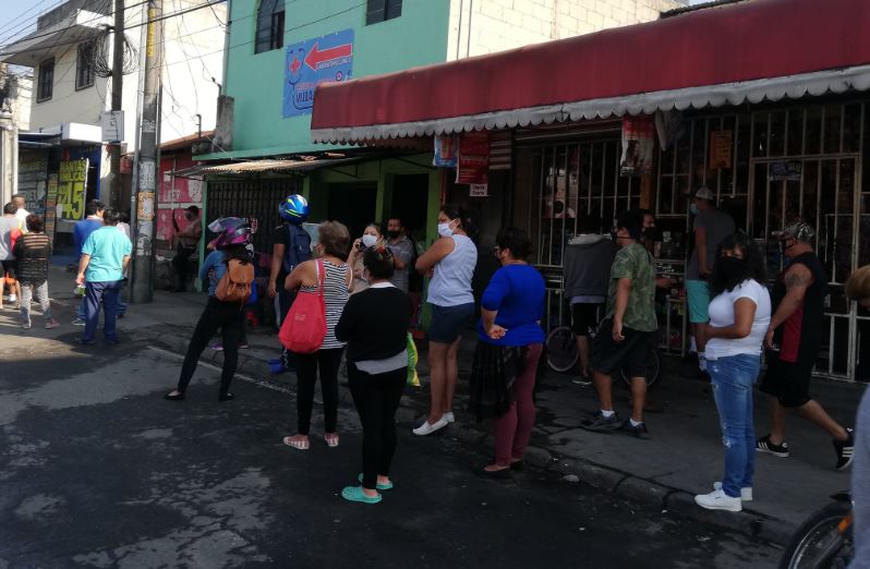 Las tiendas de barrio y abarroterías son puntos de abastecimiento de alimentos en medio de la pandemia. (Foto Prensa Libre: Hemeroteca)