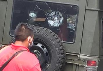 Un vehículo del ejército resultó con daños por piedras que lanzaron los manifestantes.(Foto Prensa Libre: Alexánder Coyoy)