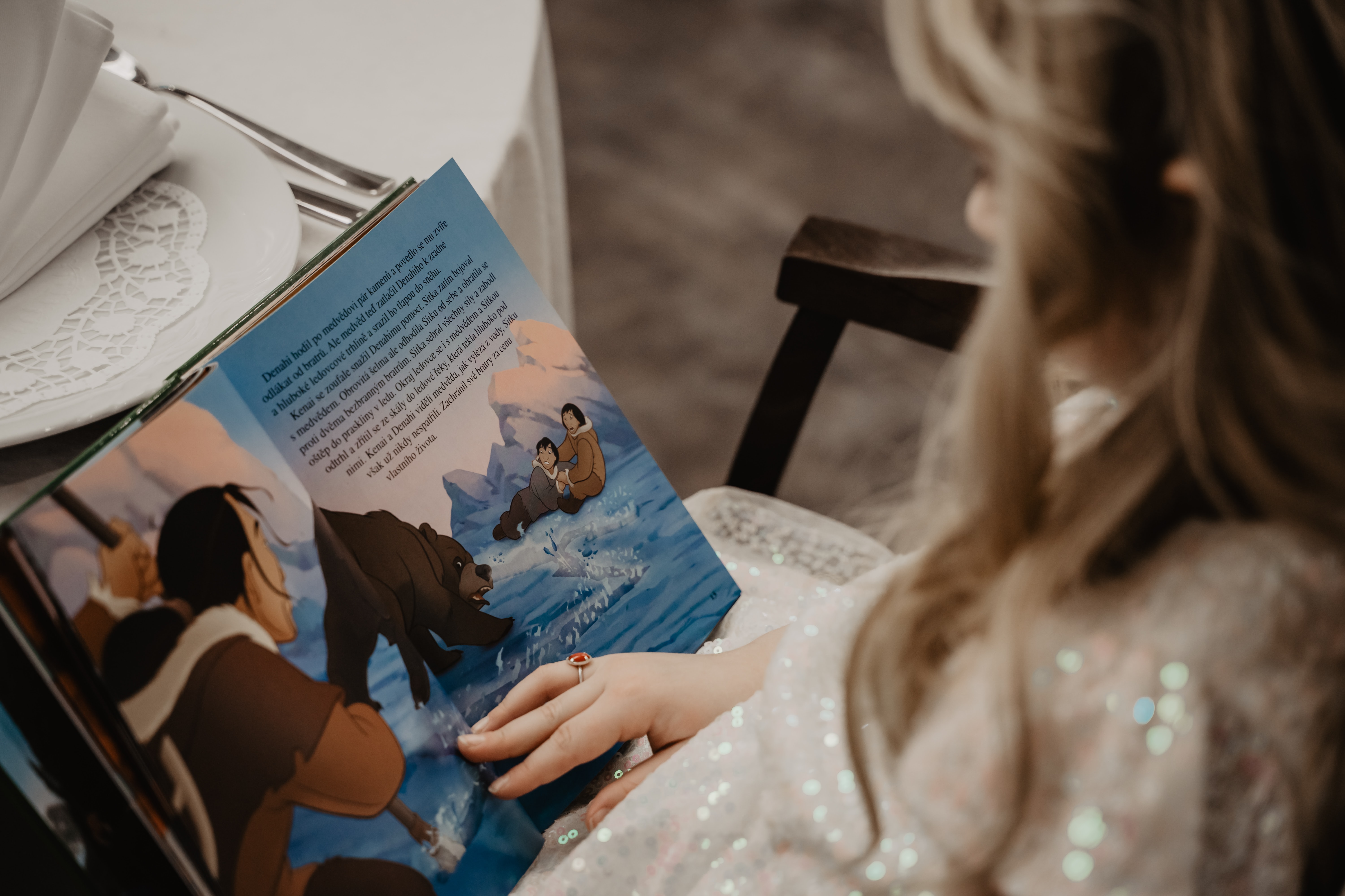 Cada página de un libro lleva a los niños a diversos mundos llenos de aventura o conocimiento.  (Foto Prensa Libre: Victoria Priessnitz/Unsplash)