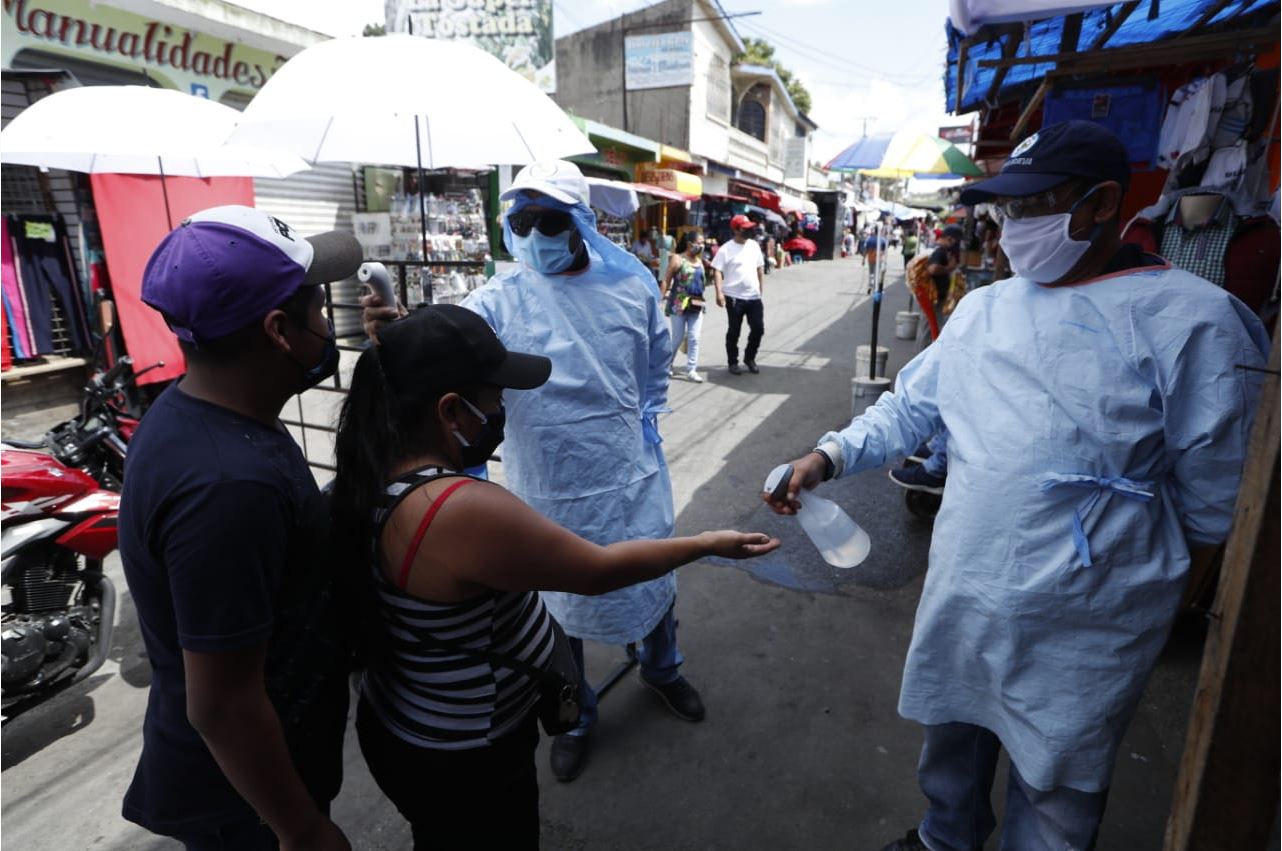 Medidas de desinfección en Villa Nueva, situación similar es vista en los diferentes mercados cantonales. (Foto Prensa Libre: Esbin García)