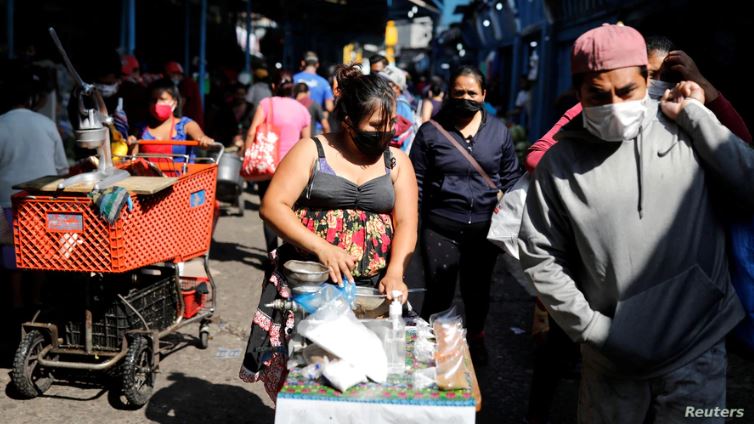 La gente compra en un mercado de productos frescos durante el brote de la enfermedad por coronavirus (COVID-19) en Ciudad de Guatemala, Guatemala, 21 de mayo de 2020.