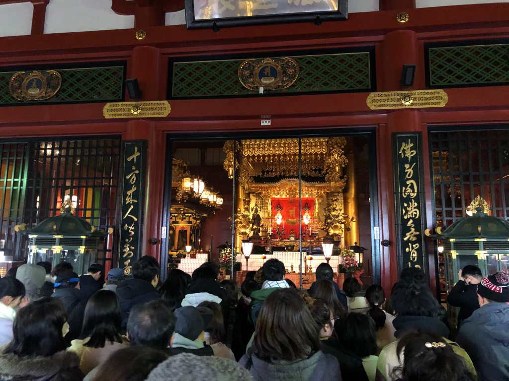 Interior del templo budista Sensoji en Tokyo. (Foto Prensa Libre: Daniel Guillén Flores)