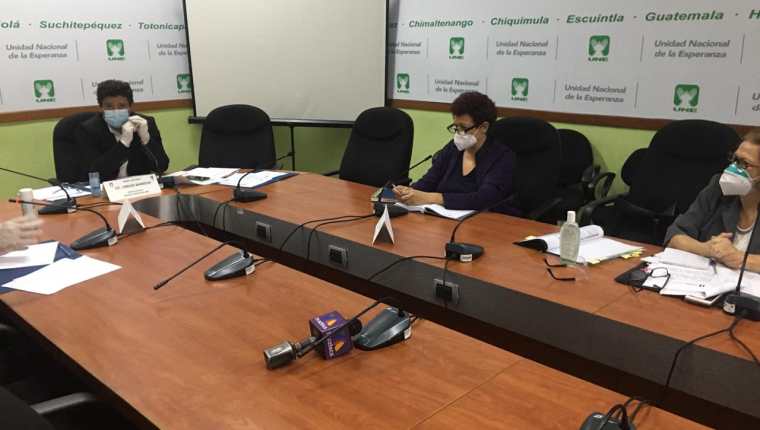 La ministra de Salud, Amelia Flores y la viceministra Nancy Pezzarossi asistieron a la bancada de la UNE. (Foto Prensa Libre: Congreso)