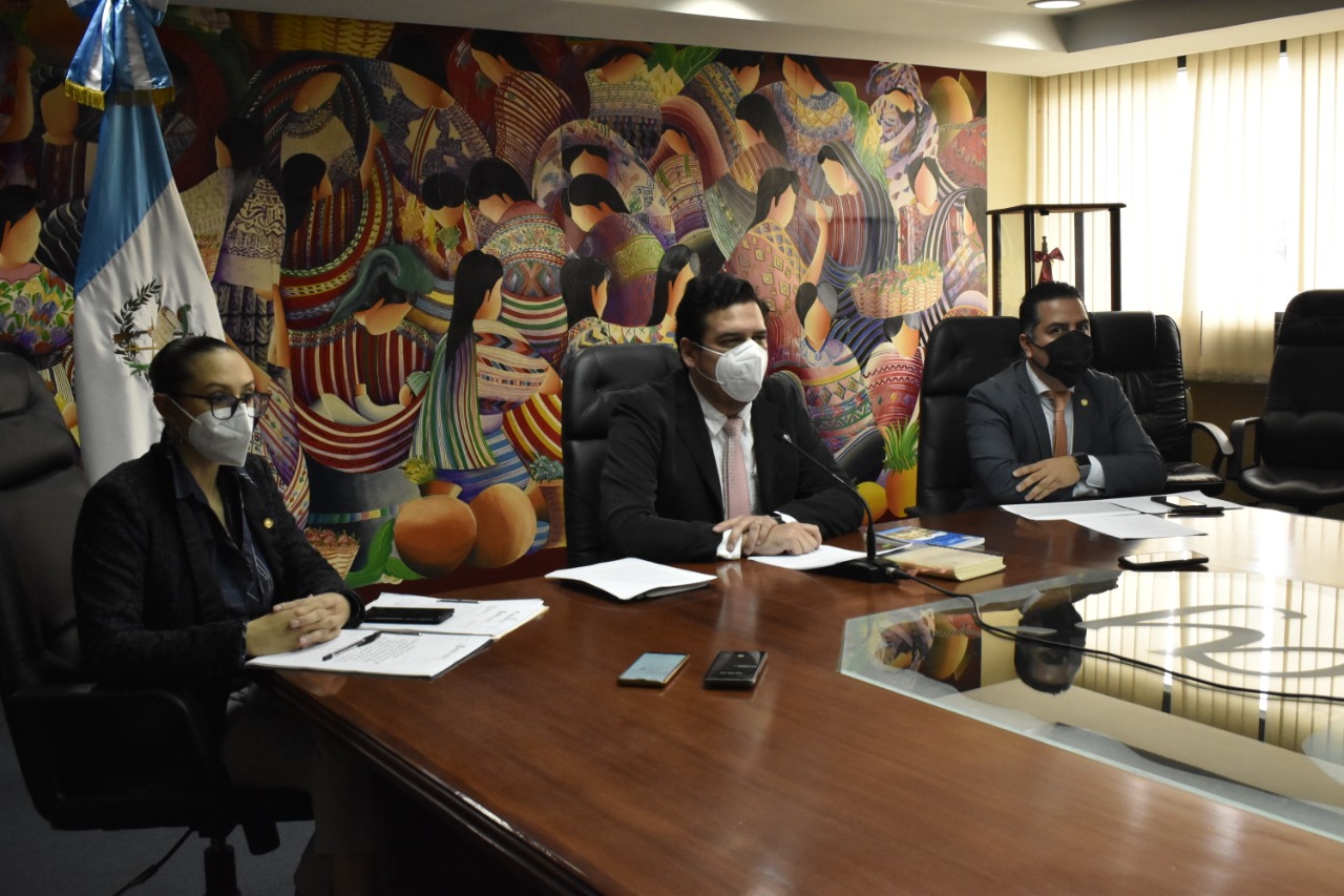 Autoridades del Ministerio de Trabajo anuncian un operativo de verificación de pago del Bono 14. (Foto Prensa Libre: cortesía Ministerio de Trabajo)