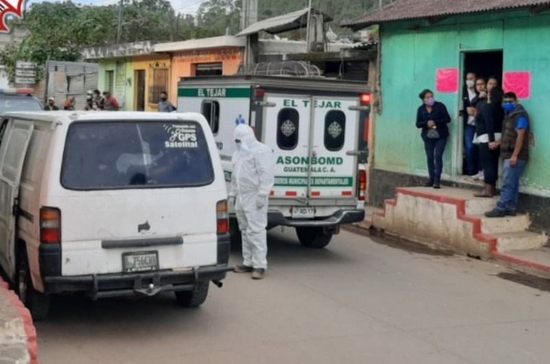 Bomberos intentaron mas no pudieron reanimar a las víctimas del ataque armado. (Foto Prensa Libre: Bomberos Municipales Departamentales)