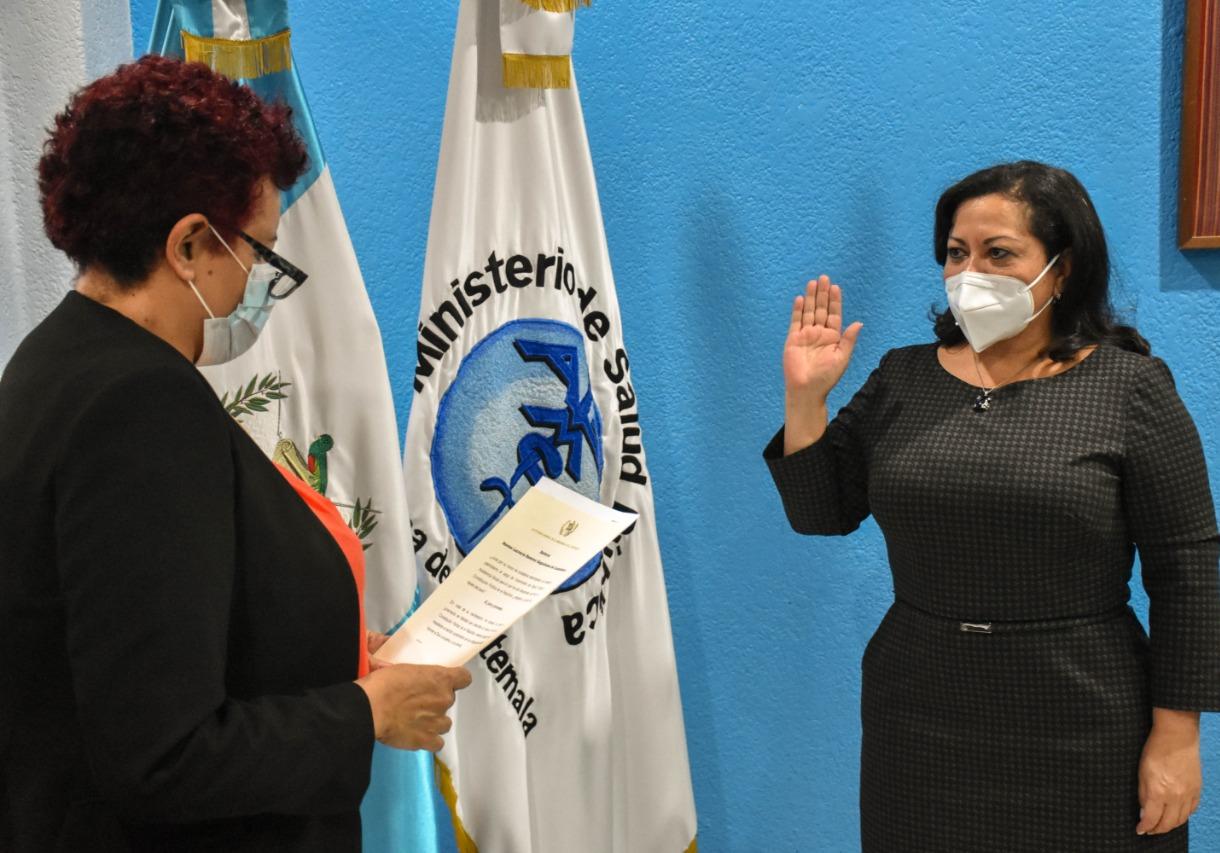 Amelia Flores, ministra de Salud, juramentó a Norma Lucrecia Ramírez Sagastume como viceministra técnica de Salud el 31 de agosto de 2020. (Foto Prensa Libre: Ministerio de Salud)
