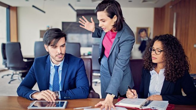 La gente tiende a recibir un ascenso en función de su desempeño en el trabajo que está realizando en ese momento, no por su capacidad de asumir nuevas y mayores responsabilidades futuras. (Foto Prensa Libre: Getty Images)