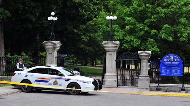 La entrada principal al Rideau Hall en Ottawa terminó dañada tras el supuesto ataque de un hombre armado. GETTY IMAGES