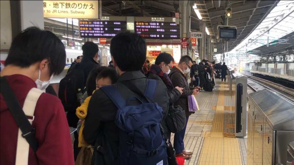 Pasajeros esperan abordar el Shinkansen -el tren bala- en la estación del tren de Tokyo. (Foto Prensa Libre: Daniel Guillén Flores)