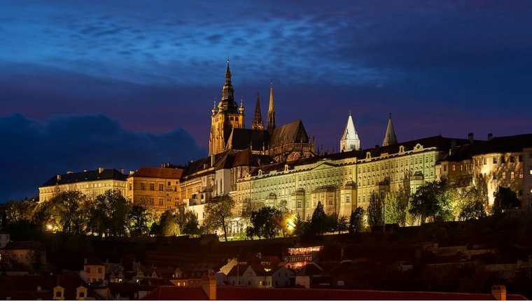 El Castillo de Praga fue fundado en el siglo IX y ocupa un área de 70 mil m². Ha sido la residencia de los reyes de Bohemia, emperadores del Sacro Imperio Romano Germánico, presidentes de Checoslovaquia, de Reinhard Heydrich durante su cargo de protector del Protectorado de Bohemia y Moravia en la Segunda Guerra Mundial y presidentes de la República Checa.