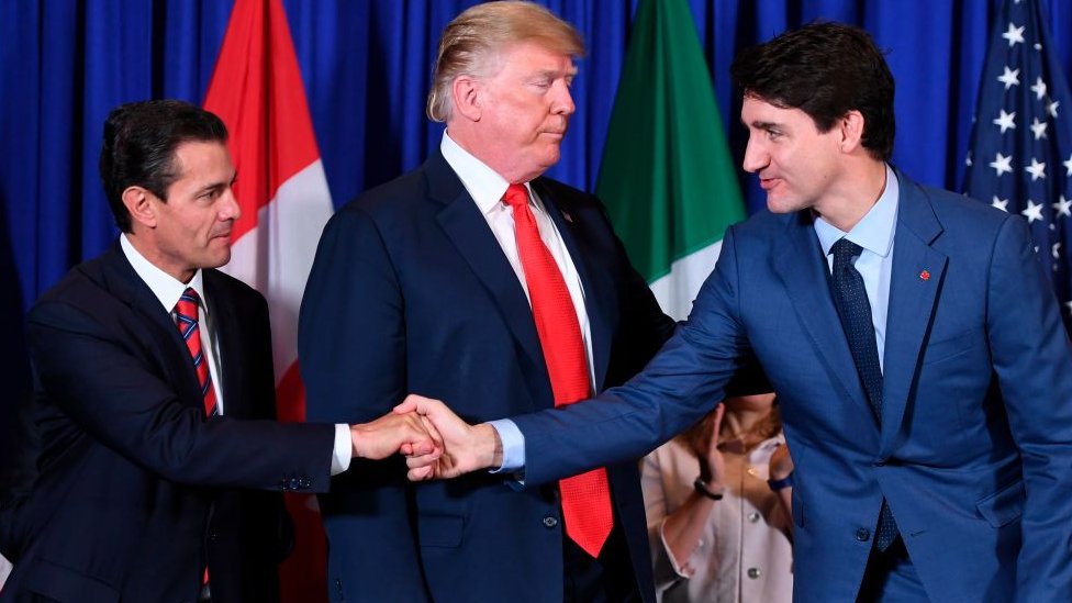 El expresidente mexicano Enrique Peña Nieto (izq.), Trump (centro) y Trudeau firmaron el nuevo acuerdo de comercio en Buenos Aires en 2018. (Foto Prensa Libre: Getty Images)