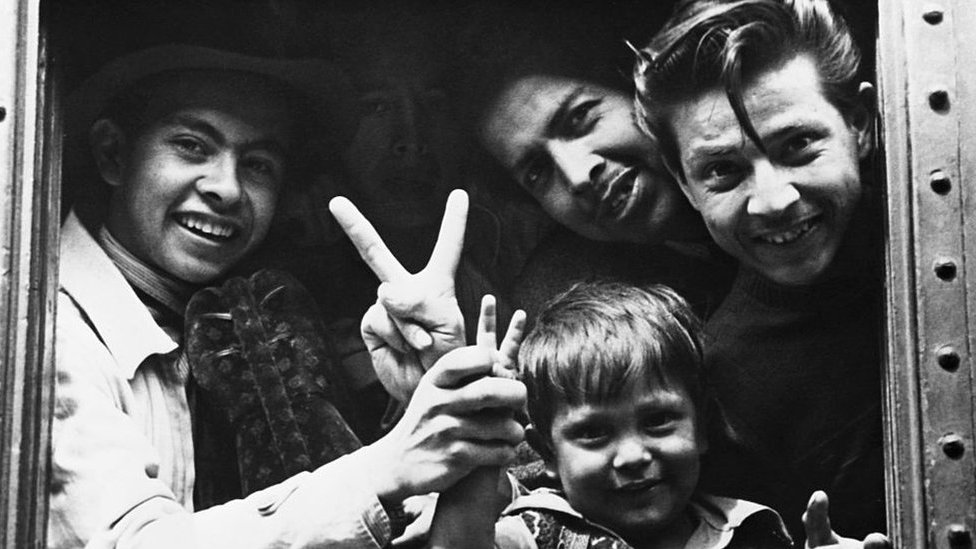 Una familia mexicana cruza la frontera a EE.UU. en 1944 para ocupar trabajos vacantes a raíz de la Segunda Guerra Mundial. (Foto Prensa Libre: Getty Images)