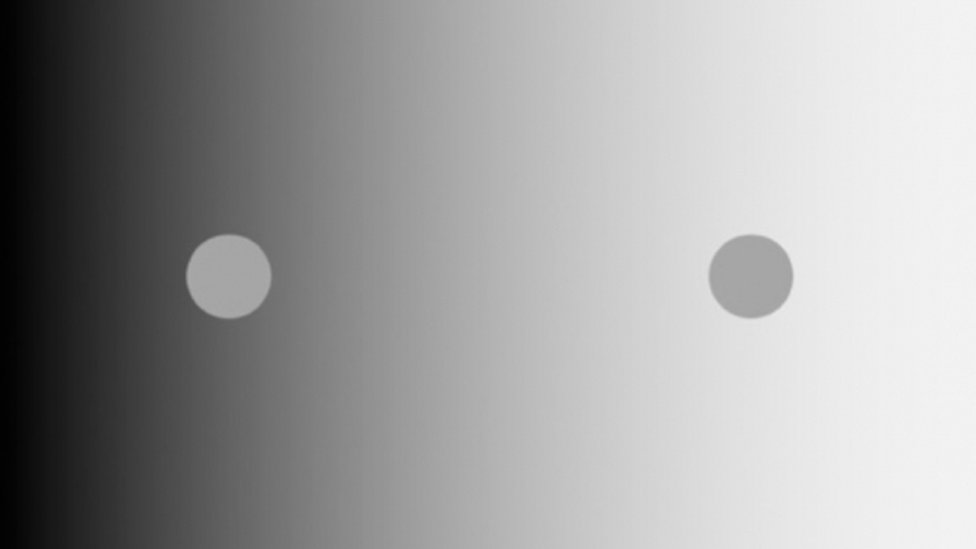 Investigadores del MIT descubrieron que una ilusión visual clásica llamada "contraste de brillo simultáneo", como el que se ve aquí, se basa en la estimación del brillo que tiene lugar en la retina, no en la corteza visual del cerebro. En esta imagen, los dos círculos pequeños parecen tener un brillo diferente a pesar de tener una luminancia idéntica. MIT/PAWAN SINHA