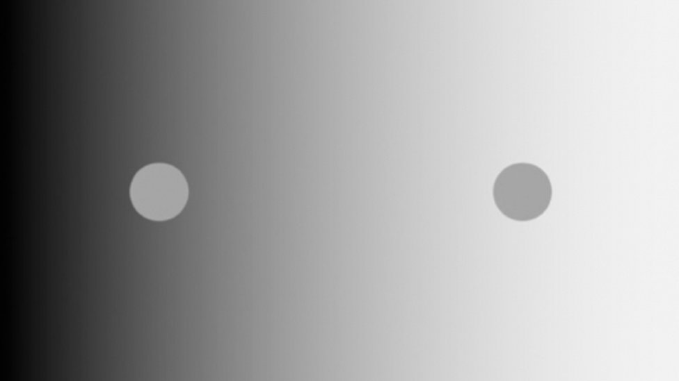 Investigadores del MIT descubrieron que una ilusión visual clásica llamada "contraste de brillo simultáneo", como el que se ve aquí, se basa en la estimación del brillo que tiene lugar en la retina, no en la corteza visual del cerebro. En esta imagen, los dos círculos pequeños parecen tener un brillo diferente a pesar de tener una luminancia idéntica. MIT/PAWAN SINHA